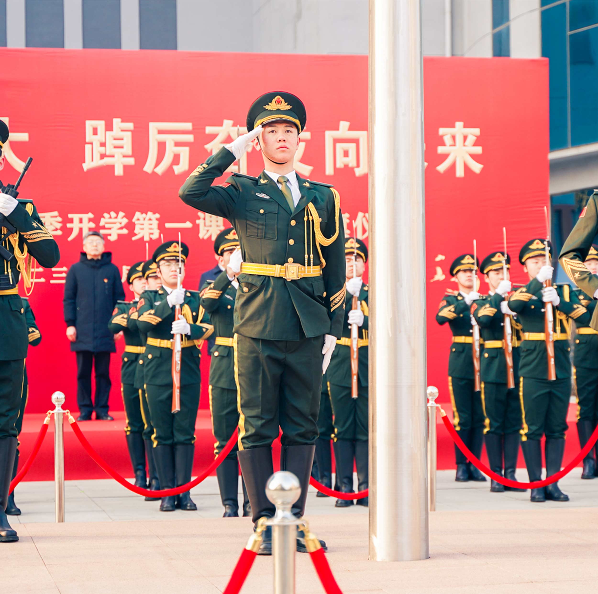 学校举行春季“开学第一课”主题升旗仪式